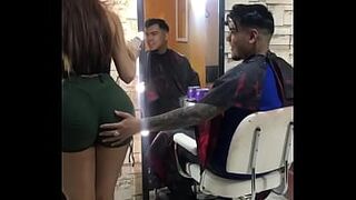 CORTE DE CABELLO EN ESTETICA TERMINA TOCANDOLE SU RICO CULO